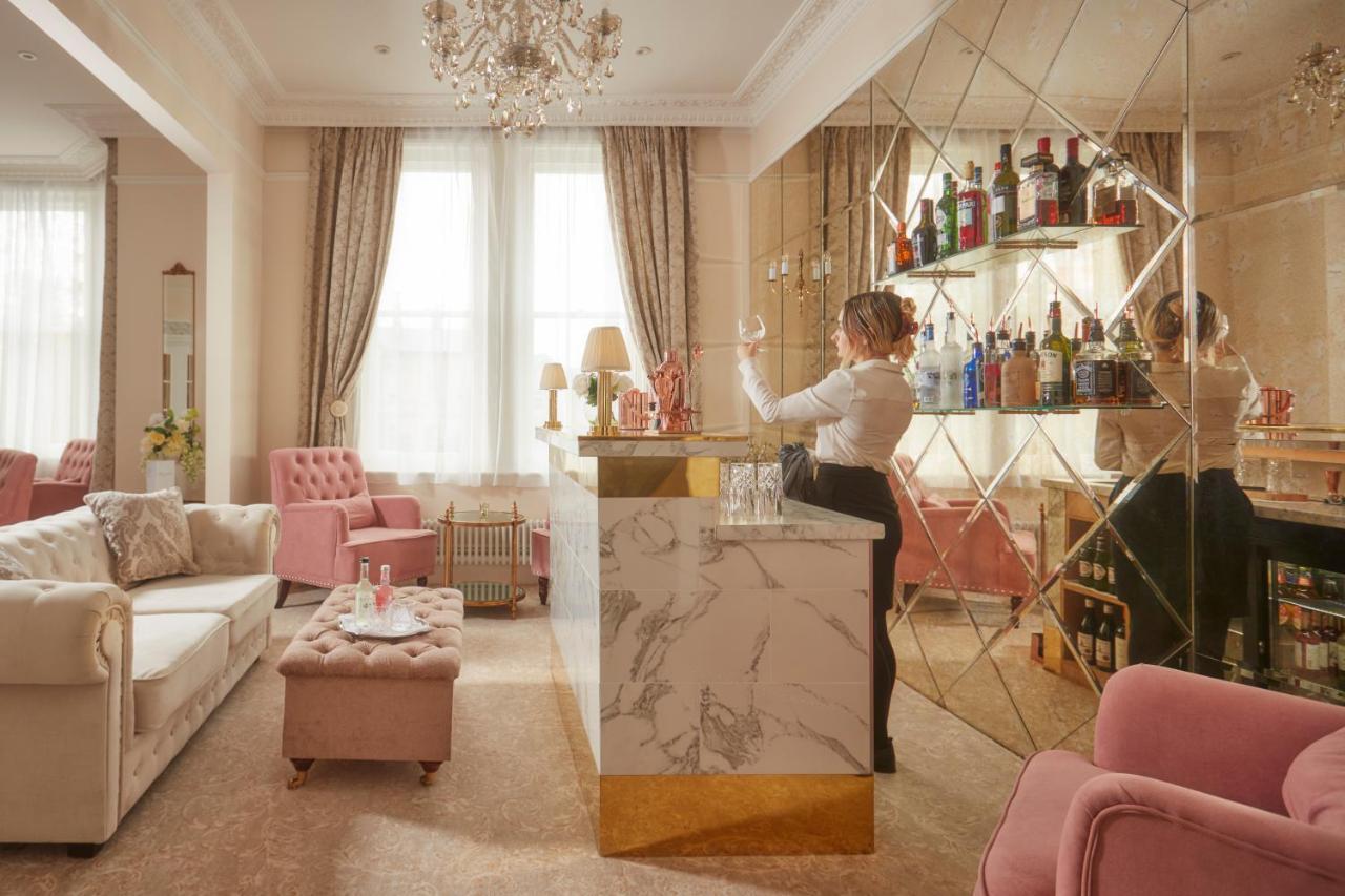 Bathen House Boutique Hotel Экстерьер фото The bar at the Hotel de Crillon