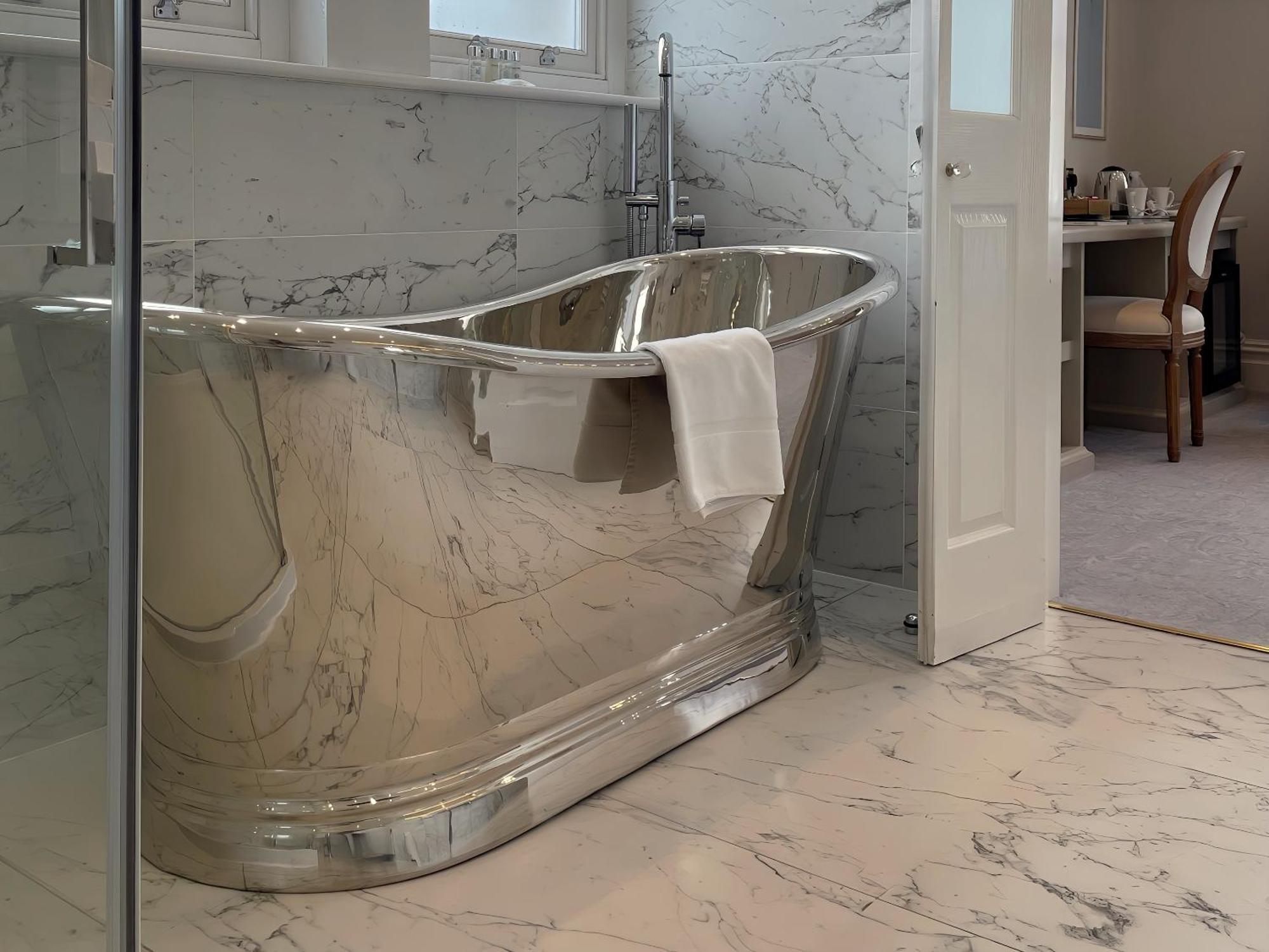 Bathen House Boutique Hotel Номер фото A freestanding bathtub